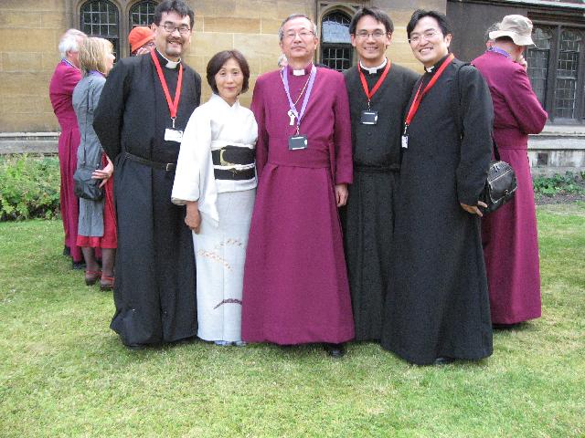 通訳の人たちと。　右より西原司祭、荒木執事、左は市原司祭。ランベス宮殿にて